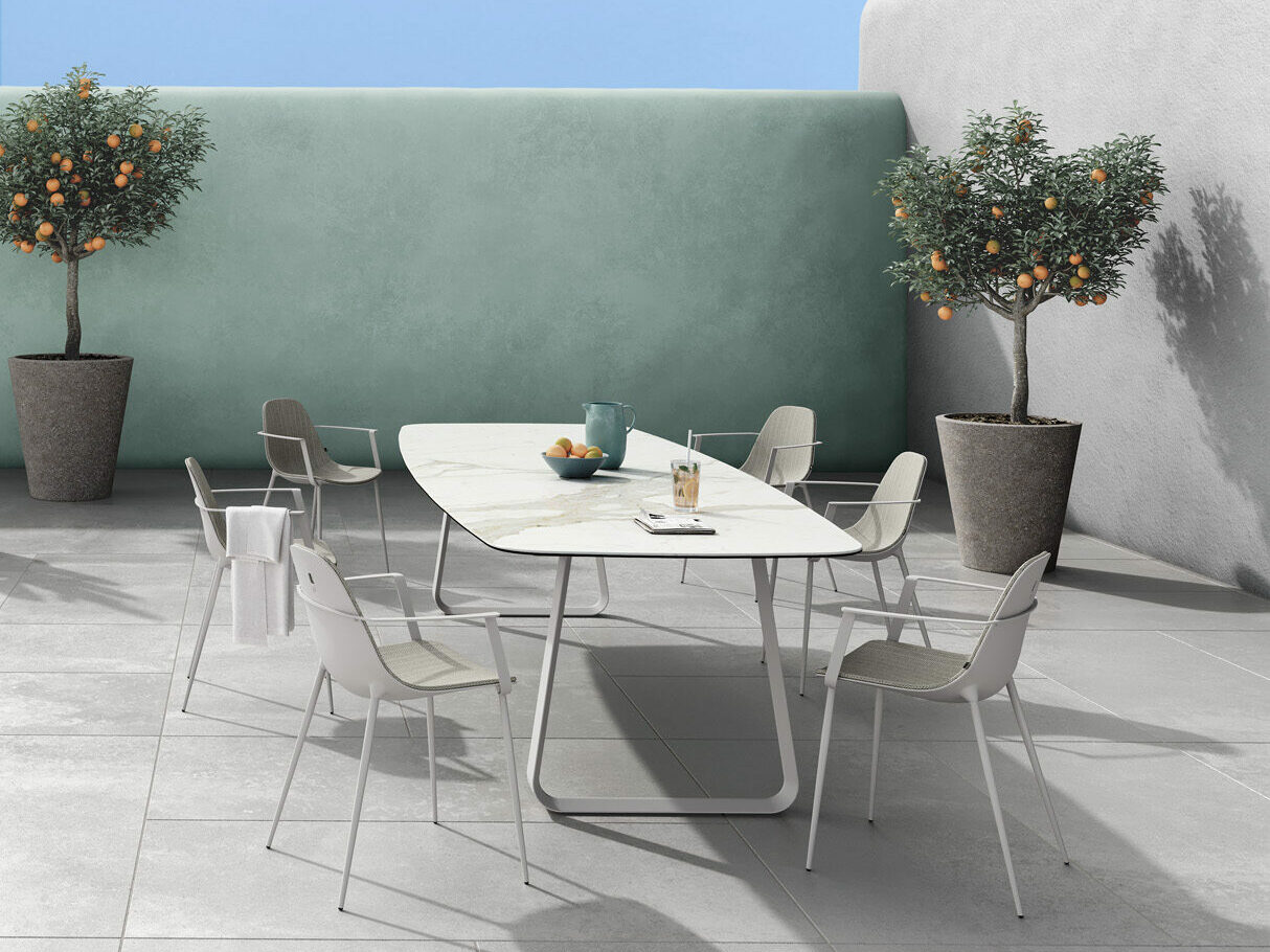 Joli | Tafel Curve en stoelen Marguerite | Indoor + outdoor